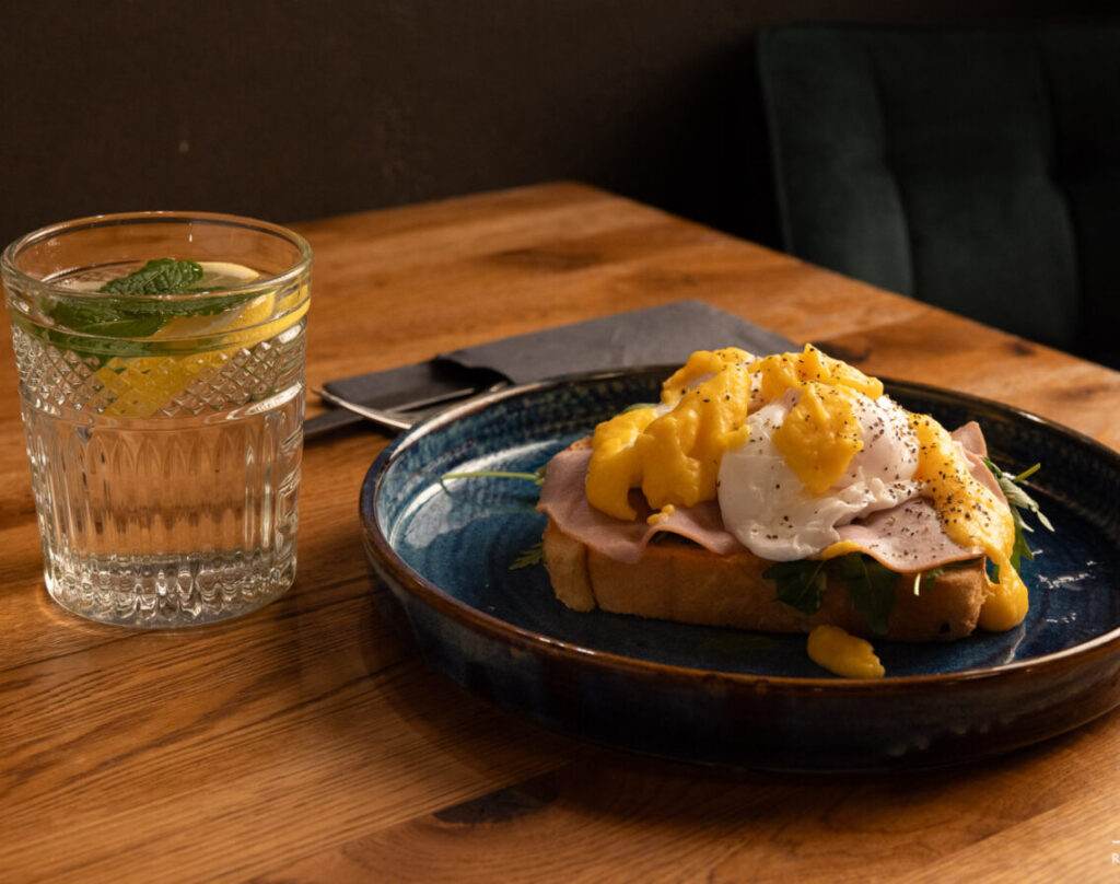 Jajka po benedyktyńsku